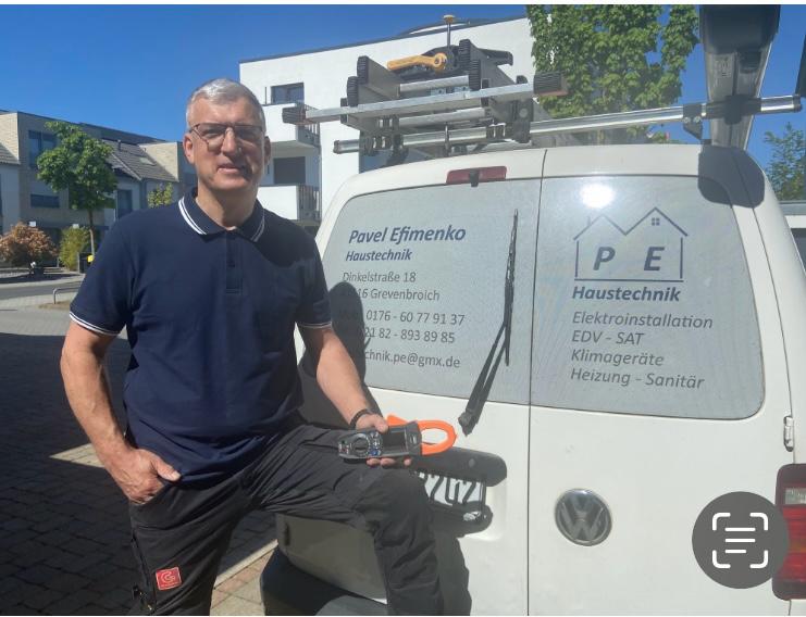 Pavel Efimenko – Elektrotechnikermeister vor dem Firmenfahrzeug